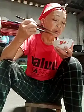 Snapshot of -Xuka-200 chatting on 10/31/25, 04:20 -Xuka-200 online show from 10/31/25, 04:20