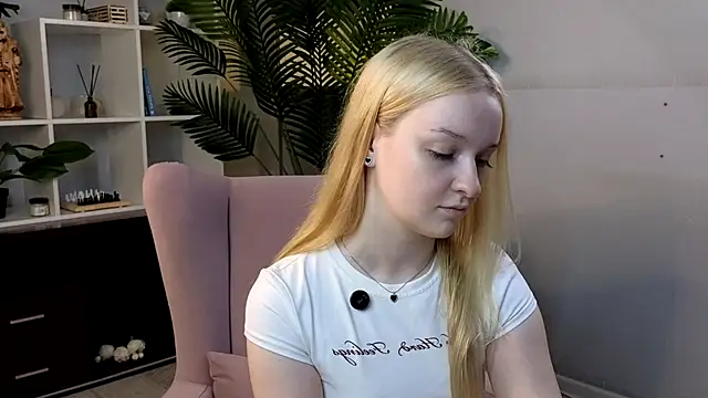 Snapshot of KrishnaSimmons chatting on 09/10/25, 08:35 KrishnaSimmons online show from 09/10/25, 08:35