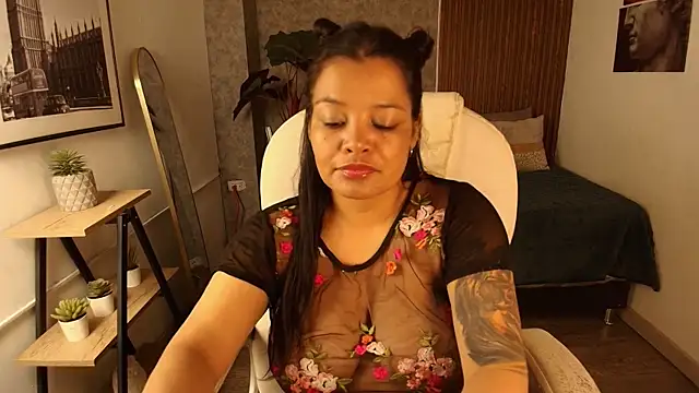 Snapshot of Scarletth_Moon chatting on 10/01/25, 12:42 Scarletth Moon online show from 10/01/25, 12:42