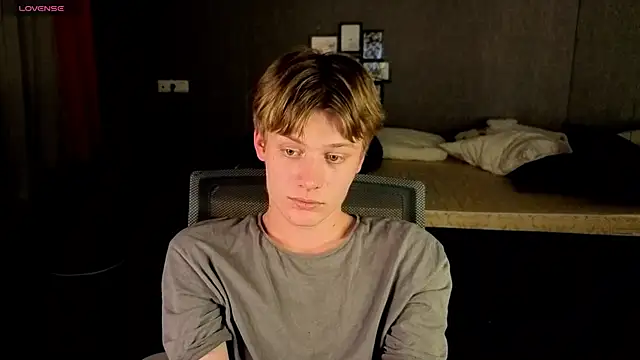 Snapshot of LouieEvans chatting on 10/12/25, 08:10 LouieEvans online show from 10/12/25, 08:10