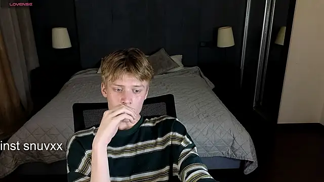 Snapshot of LouieEvans chatting on 09/21/25, 09:42 LouieEvans online show from 09/21/25, 09:42