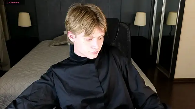 Snapshot of LouieEvans chatting on 10/28/25, 08:52 LouieEvans online show from 10/28/25, 08:52