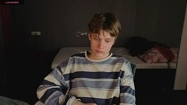 Snapshot of LouieEvans chatting on 10/09/25, 03:45 LouieEvans online show from 10/09/25, 03:45