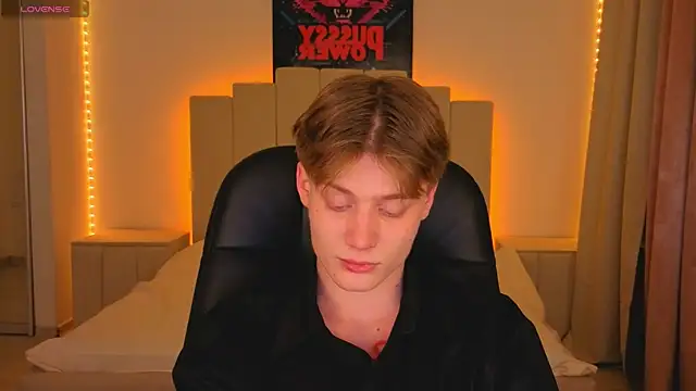 Snapshot of LouieEvans chatting on 11/18/25, 08:56 LouieEvans online show from 11/18/25, 08:56