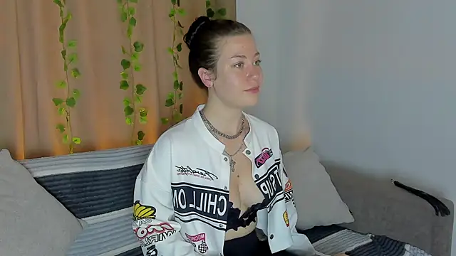 MiaKhallirae online show from 10/04/25, 04:14