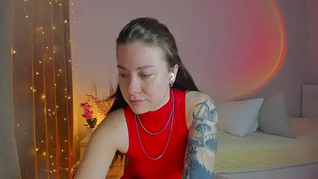 MiaKhallirae online show from 12/16/25, 05:22