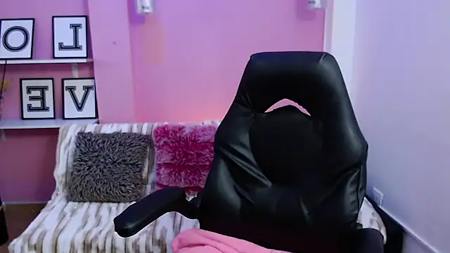 KendallWood  online show from 11/26/25, 08:20