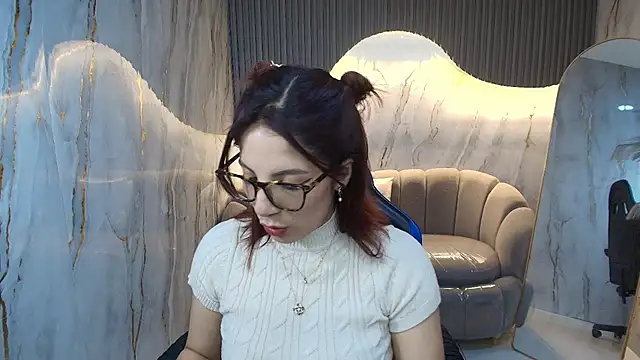 nadia r  online show from 06/19/26, 07:41