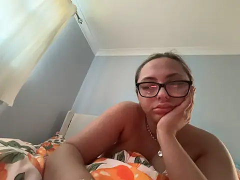 Snapshot of petitelucyXoxx chatting on 04/28/26, 06:34 petitelucyXoxx online show from 04/28/26, 06:34