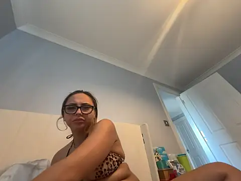 Snapshot of petitelucyXoxx chatting on 06/01/26, 04:28 petitelucyXoxx online show from 06/01/26, 04:28