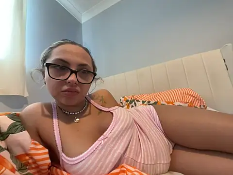 Snapshot of petitelucyXoxx chatting on 05/07/26, 09:12 petitelucyXoxx online show from 05/07/26, 09:12