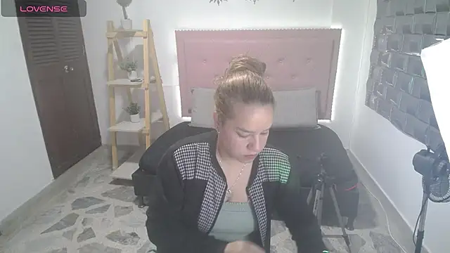 Dulce  Lovee online show from 12/02/25, 01:35