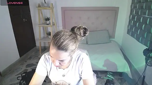 Dulce  Lovee online show from 11/22/25, 10:19