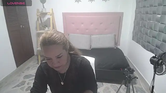 Dulce  Lovee online show from 12/03/25, 09:03