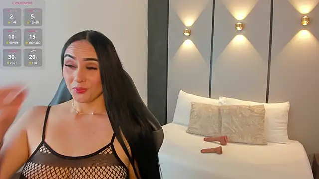 Snapshot of ashly_moonn chatting on 12/15/25, 12:22 ashly moonn online show from 12/15/25, 12:22