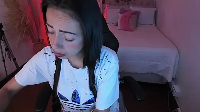 Snapshot of Mariam_Lopez__ chatting on 11/23/25, 02:32 Mariam Lopez online show from 11/23/25, 02:32