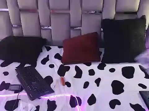 Mia2xsmith online show from 12/17/25, 05:45