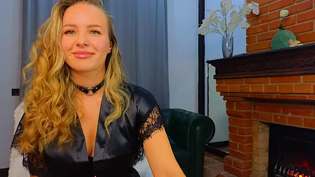 Snapshot of Hloya_Mei chatting on 10/15/25, 01:04 Hloya Mei online show from 10/15/25, 01:04