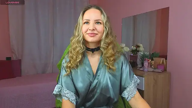 Snapshot of Hloya_Mei chatting on 09/13/25, 11:38 Hloya Mei online show from 09/13/25, 11:38
