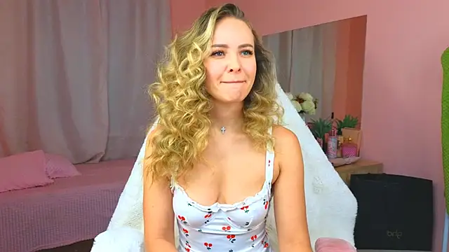 Snapshot of Hloya_Mei chatting on 10/13/25, 12:12 Hloya Mei online show from 10/13/25, 12:12
