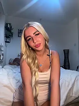 Snapshot of BlondeBetty chatting on 09/10/25, 06:40 BlondeBetty online show from 09/10/25, 06:40