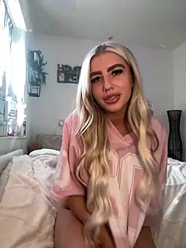 Snapshot of BlondeBetty chatting on 09/12/25, 07:52 BlondeBetty online show from 09/12/25, 07:52