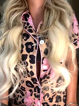 Snapshot of BlondeBetty chatting on 10/14/25, 06:30 BlondeBetty online show from 10/14/25, 06:30