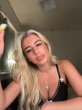 Snapshot of BlondeBetty chatting on 10/15/25, 09:23 BlondeBetty online show from 10/15/25, 09:23