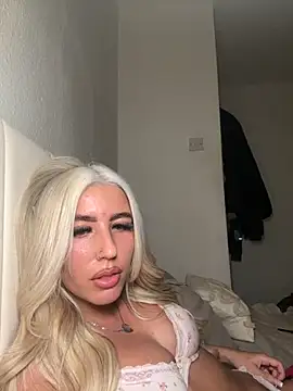 Snapshot of BlondeBetty chatting on 12/03/25, 08:52 BlondeBetty online show from 12/03/25, 08:52