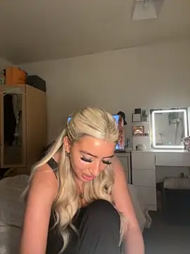 Snapshot of BlondeBetty chatting on 11/13/25, 05:06 BlondeBetty online show from 11/13/25, 05:06