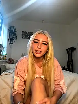 Snapshot of BlondeBetty chatting on 09/25/25, 04:35 BlondeBetty online show from 09/25/25, 04:35