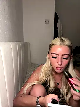 Snapshot of BlondeBetty chatting on 12/17/25, 09:36 BlondeBetty online show from 12/17/25, 09:36