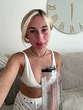 Snapshot of SexySaraxxoo chatting on 06/19/26, 12:33 SexySaraxxoo online show from 06/19/26, 12:33