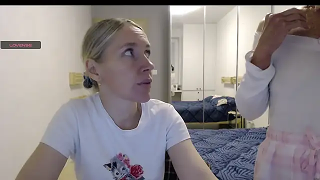 Snapshot of Two_Sisters chatting on 10/12/25, 04:52 Two Sisters online show from 10/12/25, 04:52