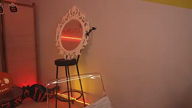 Snapshot of glowwww_ chatting on 10/31/25, 05:09 glowwww online show from 10/31/25, 05:09