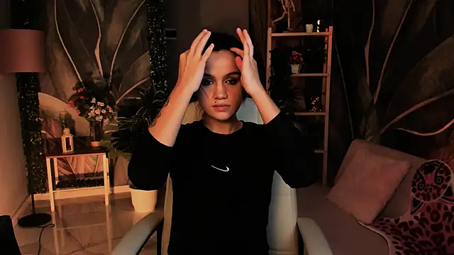 MonicaFarmer online show from 10/06/25, 05:35