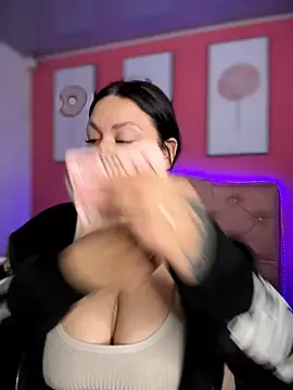 Snapshot of Megaan__More chatting on 12/18/25, 01:00 Megaan More online show from 12/18/25, 01:00