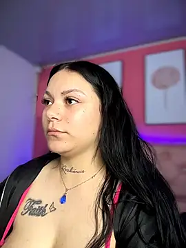 Snapshot of Megaan__More chatting on 12/17/25, 01:54 Megaan More online show from 12/17/25, 01:54