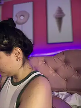 Snapshot of Megaan__More chatting on 11/16/25, 02:16 Megaan More online show from 11/16/25, 02:16