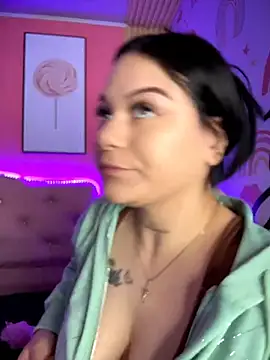 Snapshot of Megaan__More chatting on 11/30/25, 01:39 Megaan More online show from 11/30/25, 01:39