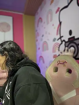 Snapshot of Megaan__More chatting on 11/12/25, 01:43 Megaan More online show from 11/12/25, 01:43