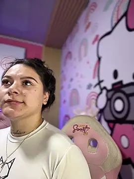 Snapshot of Megaan__More chatting on 11/11/25, 01:55 Megaan More online show from 11/11/25, 01:55