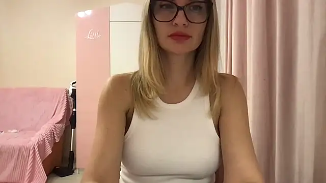 KarelliaStar online show from 04/18/26, 05:04