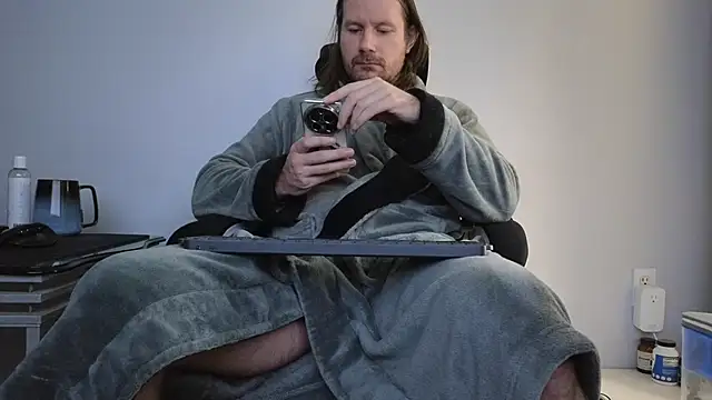 Snapshot of AlbinoAdonis chatting on 10/03/25, 05:58 AlbinoAdonis online show from 10/03/25, 05:58