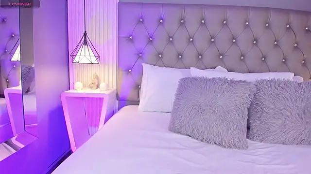 LunaBloomn online show from 02/09/26, 05:00