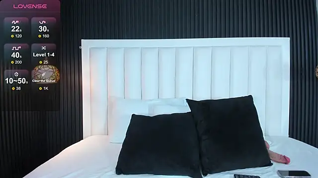 Snapshot of LunaBloomn chatting on 11/23/25, 12:48 LunaBloomn online show from 11/23/25, 12:48