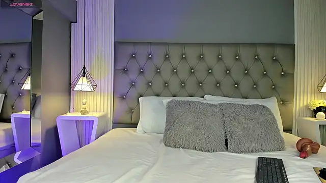 Snapshot of LunaBloomn chatting on 11/22/25, 05:01 LunaBloomn online show from 11/22/25, 05:01