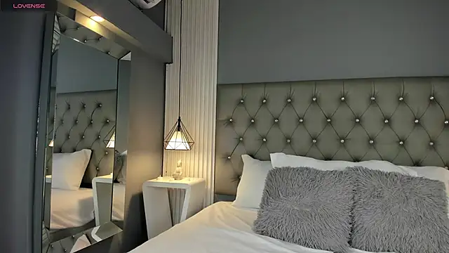 Snapshot of LunaBloomn chatting on 11/19/25, 05:02 LunaBloomn online show from 11/19/25, 05:02