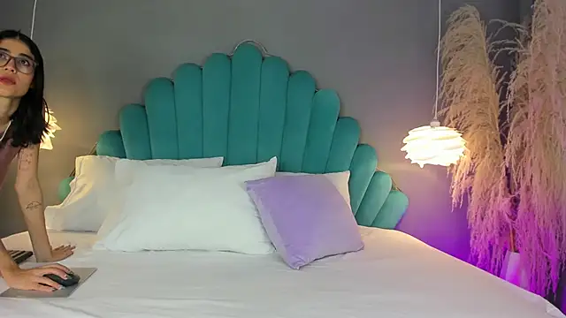 Snapshot of LunaBloomn chatting on 10/20/25, 05:02 LunaBloomn online show from 10/20/25, 05:02