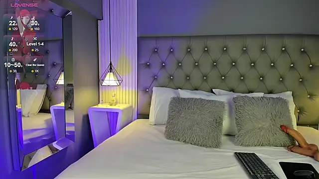 Snapshot of LunaBloomn chatting on 11/29/25, 05:13 LunaBloomn online show from 11/29/25, 05:13